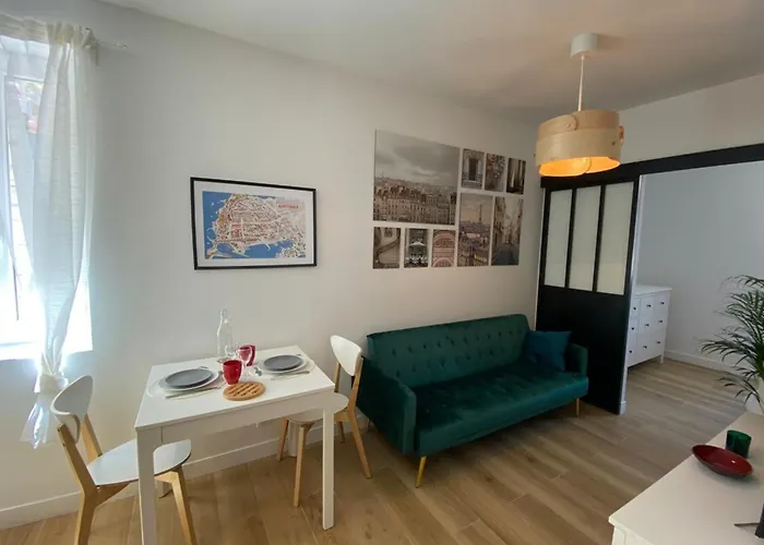 06an - Beautiful In The Heart Of Old Antibes